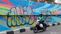 Pantauan detikcom, Kamis (18/11/2021). mural di fly over itu, dicoret dengan grafiti dengan cat berwarna hitam.