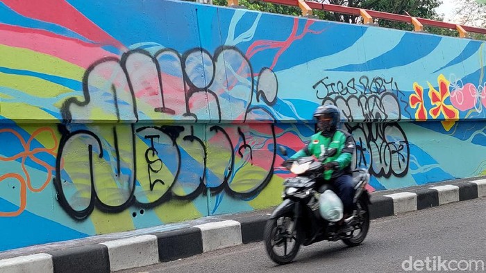 Mural di Flyover Pasupati Jadi Sasaran Vandalisme Mural di Flyover Pasupati, Kota Bandung, Jawa Barat, menjadi sasaran vandalisme oleh orang yang tidak bertanggung jawab.