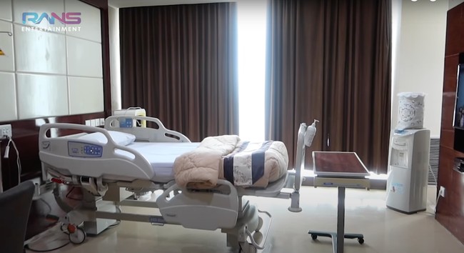 Kedatangan Nagita dan Raffi ke rumah sakit tersebut sekaligus untuk memeriksakan kesehatan Rafathar usai jatuh. Dalam video terlihat Nagita sempat memasuki beberapa kamar persalinan sambil melihat dan memilih kamar mana yang akan digunakannya nanti. Foto: YouTube/Rans Entertainment