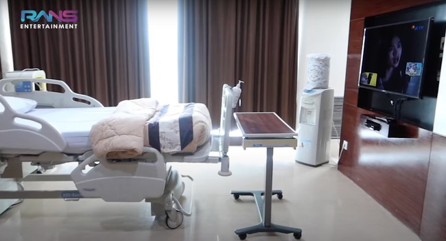 Kamar persalinan rumah sakit itu terlihat memiliki fasilitas yang cukup lengkap. Terdapat sofa ruang tunggu, kamar tambahan untuk tamu agar bisa beristirahat, TV, dan juga ruang makan. Foto: YouTube/Rans Entertainment