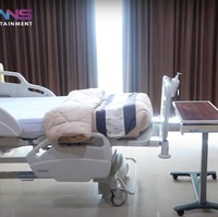 Kamar persalinan rumah sakit itu terlihat memiliki fasilitas yang cukup lengkap. Terdapat sofa ruang tunggu, kamar tambahan untuk tamu agar bisa beristirahat, TV, dan juga ruang makan. Foto: YouTube/Rans Entertainment