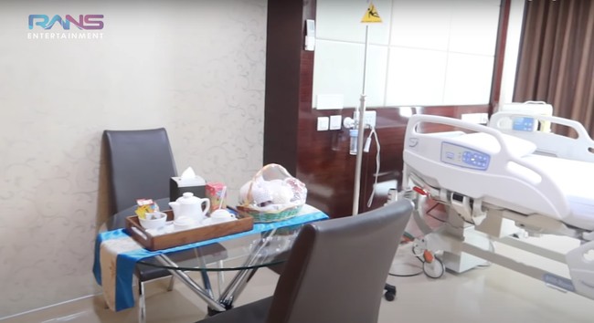 Sambil melihat-lihat, Nagita Slavina pun jadi ikut bernostalgia mengingat kelahiran Rafathar dahulu. Nagita mengatakan bahwa saat melahirkan Rafathar dirinya memilih ruangan nomor 704. Foto: YouTube/Rans Entertainment