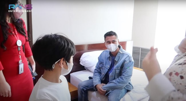 Ini adalah ruangan kamar untuk tamu atau keluarga yang akan menunggu saat proses persalinan. Saat melahirkan Rafathar, Raffi Ahmad lah yang menempati kamar tersebut. Foto: YouTube/Rans Entertainment
