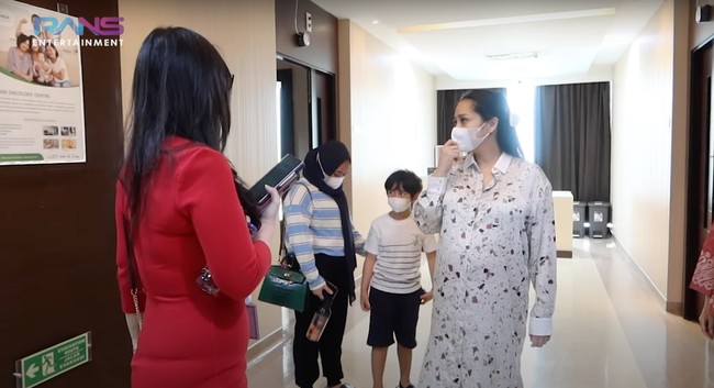 Melalui salah satu video YouTube Rans Entertainment, Nagita Slavina dan Raffi Ahmad tampak membagikan momen saat keduanya memilih kamar bersalin di RS. Sama seperti ketika melahirkan anak pertamanya, Rafathar, Nagita Slavina rupanya kembali memilih rumah sakit yang sama, yaitu Rumah Sakit Bunda, Menteng. Foto: YouTube/Rans Entertainment