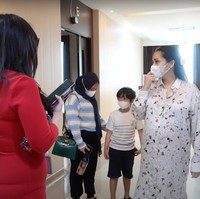 Melalui salah satu video YouTube Rans Entertainment, Nagita Slavina dan Raffi Ahmad tampak membagikan momen saat keduanya memilih kamar bersalin di RS. Sama seperti ketika melahirkan anak pertamanya, Rafathar, Nagita Slavina rupanya kembali memilih rumah sakit yang sama, yaitu Rumah Sakit Bunda, Menteng. Foto: YouTube/Rans Entertainment