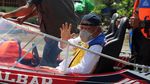 Naik Speed Boat, Menteri PUPR Tinjau Kondisi Banjir di Sintang