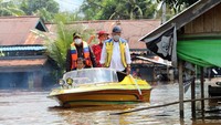 Akibat banjir Kalimantan hari ini di Kalbar, rumah warga dan fasilitas umum masih terendam air.   