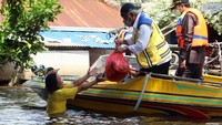 Selain meninjau kondisi banjir di Sintang, Basuki juga memberikan bantuan sembako untuk korban banjir.  