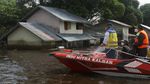 Naik Speed Boat, Menteri PUPR Tinjau Kondisi Banjir di Sintang