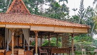 Ngopi di sawah mempunyai hidangan tradisioanl seperti ongol-ongol dan singkong goreng. Serunya, ada padi yang ditanam alami di tengah kafe. (Ngopi di Sawah/Instagram)