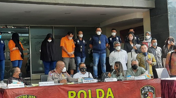 Nirina Zubir di jumpa pers kasus mafia tanah