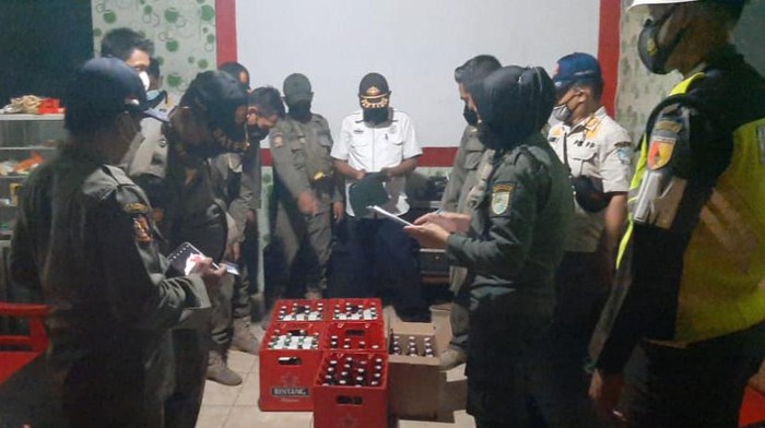 Petugas gabungan menggelar Operasi Pekat di Kota Probolinggo. Dalam operasi jelang Nataru tersebut, ada 577 botol miras yang diamankan.
