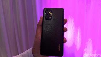Oppo A95 hadir dalam dua pilihan warna yaitu Glowing Starry Black dan Glowing Rainbow Silver. Ponsel ini dijual dengan harga Rp 3.999.000. Foto: Virgina Maulita Putri/detikINET
