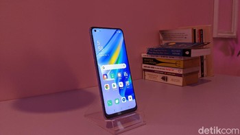 Oppo A95 hadir dengan layar AMOLED berukuran 6,43 inch dan resolusi FHD+ (2.400 x 1.080 pixel). Foto: Virgina Maulita Putri/detikINET