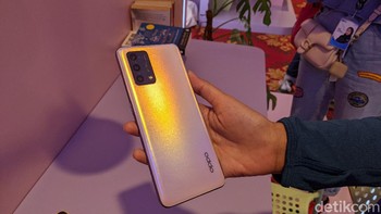 Ponsel ini hadir dengan desain Oppo Glow Design yang bisa menampilkan jutaan warna ala Oppo Reno 6. Baterai 5.000 mAh dan teknologi pengisian cepat 33W ikut mentenagai Oppo A95. Foto: Virgina Maulita Putri/detikINET