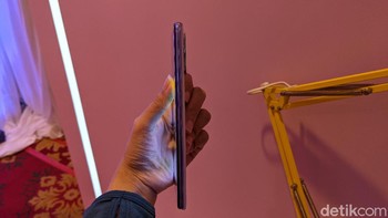 Sisi kanan Oppo A95 dihiasi dengan tombol power yang diklaim Oppo telah dites sebanyak 500.000 kali. Foto: Virgina Maulita Putri/detikINET