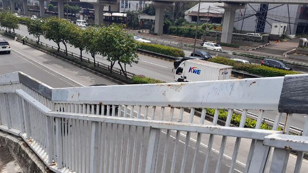 Pagar anak tangga JPO di Jl MT Haryono sudah miring.