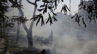 Pekan ini, tingkat populasi udara di New Delhi atau level PM 2,5 -- partikel paling berbahaya yang menyebabkan penyakit paru-paru dan jantung kronis -- menembus angka 400 di beberapa area. Pekan lalu, levelnya mencapai 500 yang jelas lebih tinggi 30 kali lipat dari level maksimum yang direkomendasikan Organisasi Kesehatan Dunia (WHO). AP/Altaf Qadri  