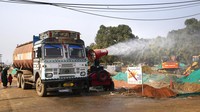 Otoritas setempat juga mengerahkan senjata anti-kabut dan alat penyiram air untuk digunakan di area-area hotspot setidaknya tiga kali sehari. AP/Manish Swarup  