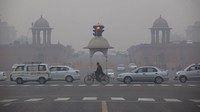 Otoritas kota New Delhi di India menutup sementara sekolah-sekolah hingga pemberitahuan lebih lanjut akibat tingkat polusi udara yang semakin berbahaya. Orang-orang diimbau untuk bekerja dari rumah dan truk-truk non-esensial dilarang memasuki wilayah ibu kota New Delhi. AP/Tsering Topgyal  
