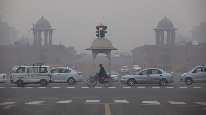 Otoritas kota New Delhi di India menutup sementara sekolah-sekolah hingga pemberitahuan lebih lanjut akibat tingkat polusi udara yang semakin berbahaya. Orang-orang diimbau untuk bekerja dari rumah dan truk-truk non-esensial dilarang memasuki wilayah ibu kota New Delhi.