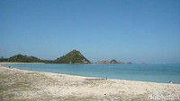 Pantai Kuta Lombok yang bersebelahan dengan Sirkuit Mandalika Foto: Dadan Kuswaraharja