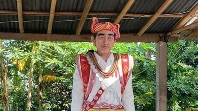 Cerita Patung Jokowi Seberat 600 Kg Diarak ke Puncak Gunung di NTT