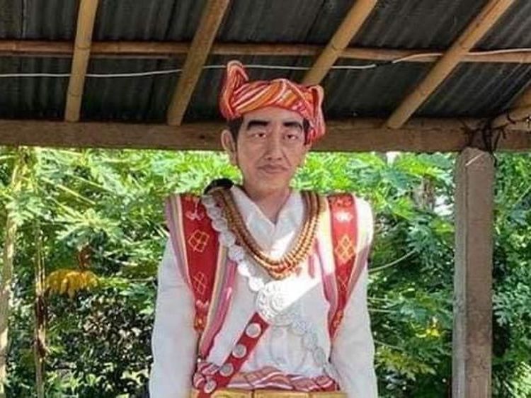 Cerita Patung Jokowi Seberat 600 Kg Diarak ke Puncak Gunung di NTT