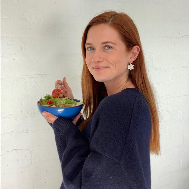 Kekasih Daniel Radcliffe di Harry Potter, Bonnie Wright alias Ginny Weasley, kini bermain di sejumlah judul film salah satunya ‘After The Dark’. Dalam film tersebut ia beradu akting dengan sejumlah aktris muda, salah satunya bintang Indonesia, Cinta Laura. Foto: Instagram
