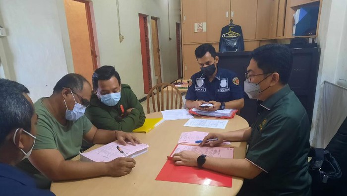 Penyerahan tahap II tersangka dan barang bukti Mustopa terkait kasus mafia tanah ibu Dino Patti Djalal