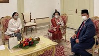 Pada tahun 2021 tersebut, Prabowo dan Megawati bertemu di beberapa kesempatan dan acara. Pertemuan mereka seperti di penganugerahan gelar professor kehormatan Megawati dari Universitas Pertahanan, serta di Istana Kepresidenan saat pelantikan Jenderal (Purn) Andika Perkasa menjadi Panglima TNI. (Dok. PDIP)