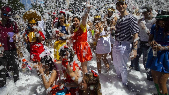 Pesta Mandi Busa Semarakan Kelulusan Pelajar Argentina Medical school graduates dance amid foam during their class' graduation parade in Rosario, Argentina, Wednesday, Nov. 17, 2021. (AP Photo/Rodrigo Abd)