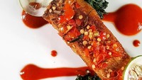 Terakhir yang sukses biking ngiler, ada ikan balado yang disajikan dengan tumis daun labu, timun iris. Sambal balado yang merah menghiasi isi piring Foto: Instagram @wartegourmet/ Dede Akbar 