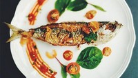 Seperti ikan kembung ini yang disajikan dengan bayam mini dan tomat cherry yang biasa seharga Rp 15.000 setelah ditata cantik terlihat seperti menu fine-dining. Foto: Instagram @wartegourmet/ Dede Akbar