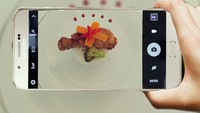 Tak kalah cantik, Dede Akbar juga membuat kreasi nasi yang dipadukan dengan ayam goreng, brokoli dan wortel. D sisi piringnya dihias dengan bulatan bulatan dari saus. Foto: Instagram @wartegourmet/ Dede Akbar