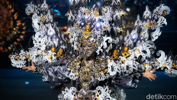 Potret Kemeriahan Semarang Night Carnival yang Digelar Saat Pandemi Semarang Night Carnival (SNC) 2021 akhirnya digelar di tengah pandemi. Meski digelar dengan pembatasan dan juga luring, acara tetap berlangsung meriah dan megah.