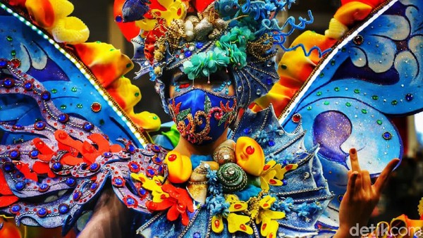 Semarang Night Carnival (SNC) mengangkat 5 kostum yang terinspirasi dari 5 Destinasi Super Prioritas yang sudah dicanangkan Presiden Joko Widodo yaitu Danau Toba Sumatra Utara, Borobudur Jawa Tengah, Labuan Bajo NTT, Mandalika NTB, dan Likupan Sulawesi Utara. Semarang Night Carnival (SNC) mengangkat 5 kostum yang terinspirasi dari 5 Destinasi Super Prioritas yang sudah dicanangkan Presiden Joko Widodo yaitu Danau Toba Sumatra Utara, Borobudur Jawa Tengah, Labuan Bajo NTT, Mandalika NTB, dan Likupan Sulawesi Utara.