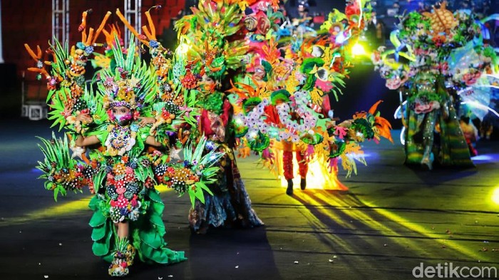 Semarang Night Carnival (SNC) 2021 akhirnya digelar di tengah pandemi. Meski digelar dengan pembatasan dan juga luring, acara tetap berlangsung meriah dan megah.