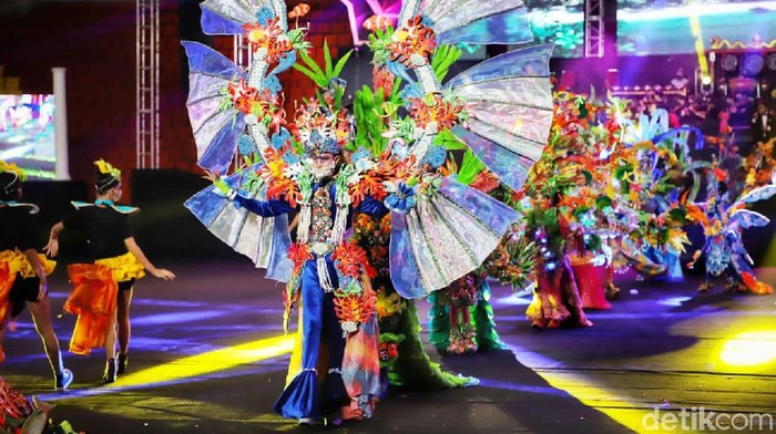 Potret Kemeriahan Semarang Night Carnival yang Digelar Saat Pandemi Semarang Night Carnival (SNC) 2021 akhirnya digelar di tengah pandemi. Meski digelar dengan pembatasan dan juga luring, acara tetap berlangsung meriah dan megah.