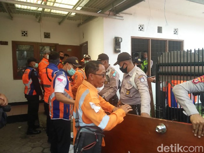 PT KAI menertibkan belasan rumah di Bandung