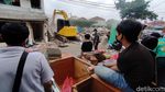 Puluhan Kios PKL di Komplek Duta Indah Bekasi Dibongkar