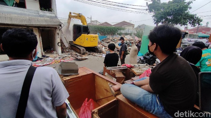 Puluhan kios PKL di Komplek Duta Indah, Jatimakmur, Pondok Gede, Bekasi, dibongkar Satpol PP Kota Bekasi, Kamis (18/11/2021).