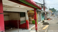 Kios-kios itu dibongkar karena berdiri di DAS.