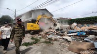Pembongkaran puluhan kios PKL itu untuk mengantisipasi banjir di kawasan tersebut.
