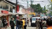 Ekskavator terus bergerak untuk melakukan pembongkaran. Sementara petugas gabungan terlihat berjaga di sekitar lokasi.