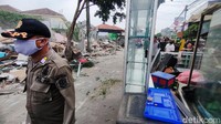 Sebagian pedagang telah mengevakuasi barang-barangnya.