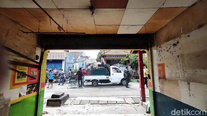 Puluhan kios PKL di Komplek Duta Indah, Jatimakmur, Pondok Gede, Bekasi, dibongkar Satpol PP Kota Bekasi, Kamis (18/11/2021).