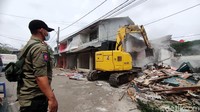 Petugas gabungan dari Satpol PP, Polri, dan Kodim membongkar kios-kios di Komplek Duta Indah, Jatimakmur, Pondok Gede, Bekasi, Kamis (18/11/2021).