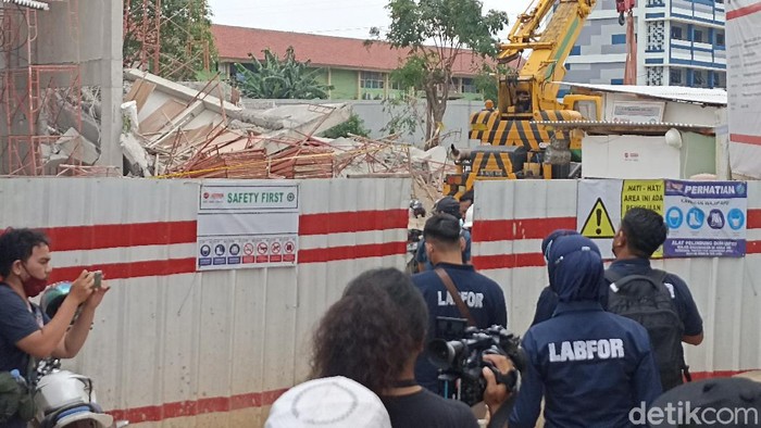 Puslabfor cek proyek bangunan gedung SMAN 96 Jakarta yang roboh (Wildan Noviansah/detikcom)