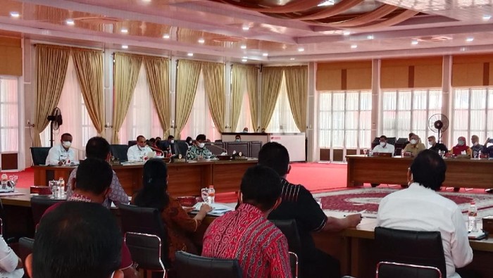Rapat Gubsu Edy soal kawasan Danau Toba (Ahmad Arfah-detikcom)